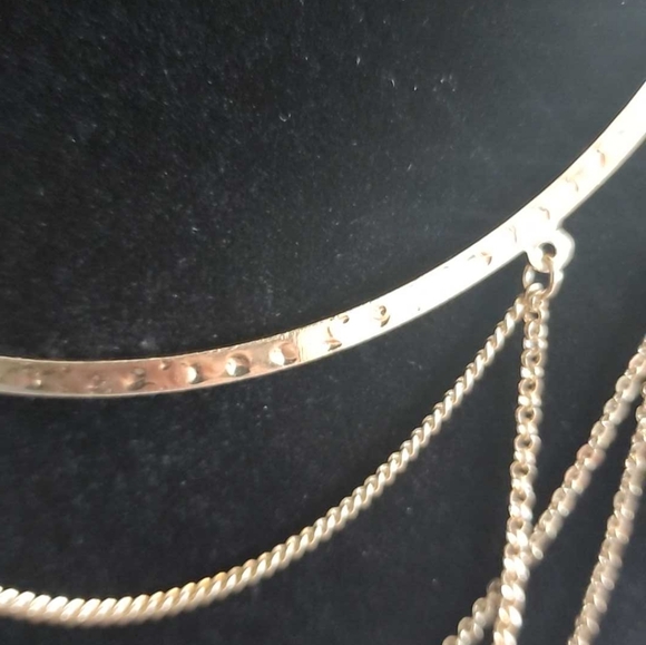 Goldtone fashion necklace, multi teared, draping necklace, with hammered plate - Picture 5 of 6